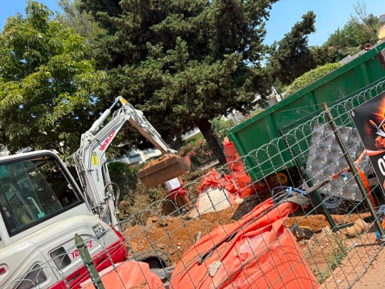 Engins et benne de déblais sur un chantier de démolition