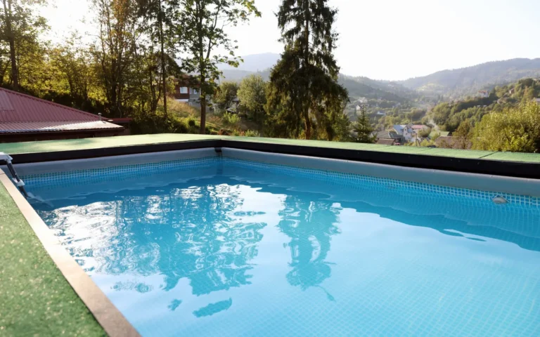 Piscine terminée bordée de pelouse après terrassement