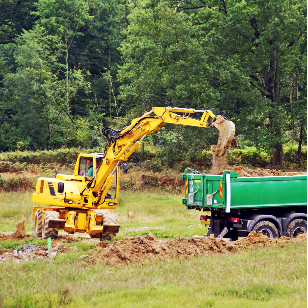 Pelle et camion benne sur un terrain naturel