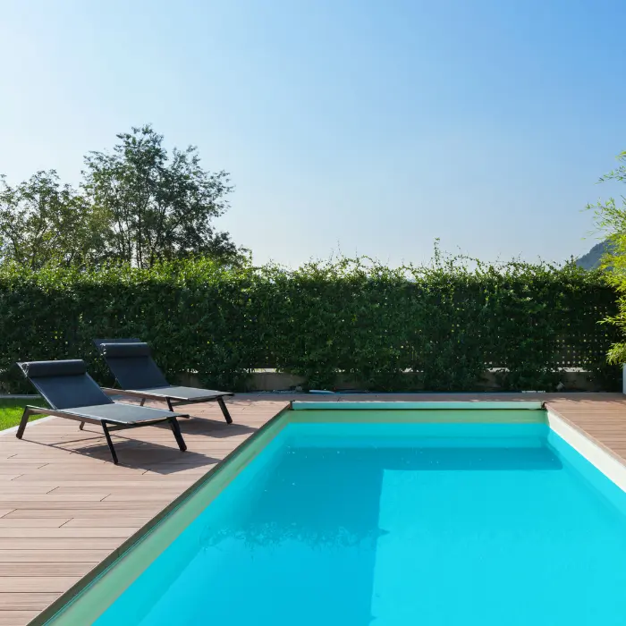 Piscine et terrasse en bois avec transats