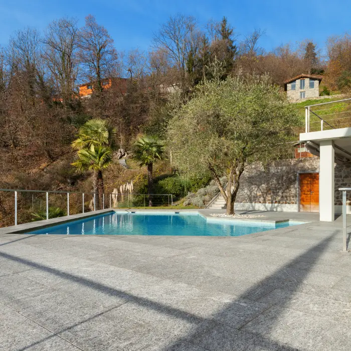 Piscine et terrasse dallée avec vue dégagée