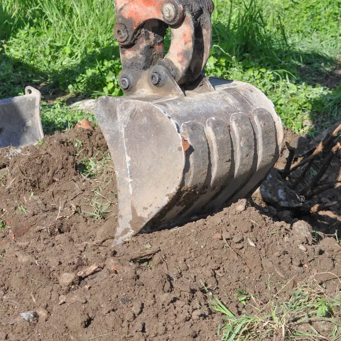 Godet de pelle en gros plan sur terrain naturel