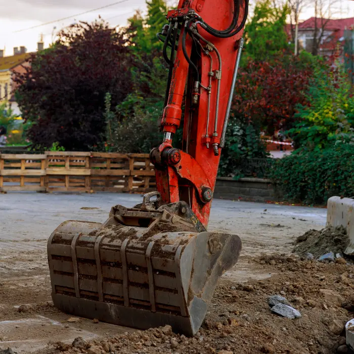 Mini-pelle au travail dans un jardin